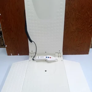 Aquatec F Bath Lift with rechargeable control, high backrest, and neck support, designed for safe lowering and lifting in the bathtub.